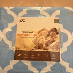 DC Quatrefoil Sheet Set in Light Blue and White